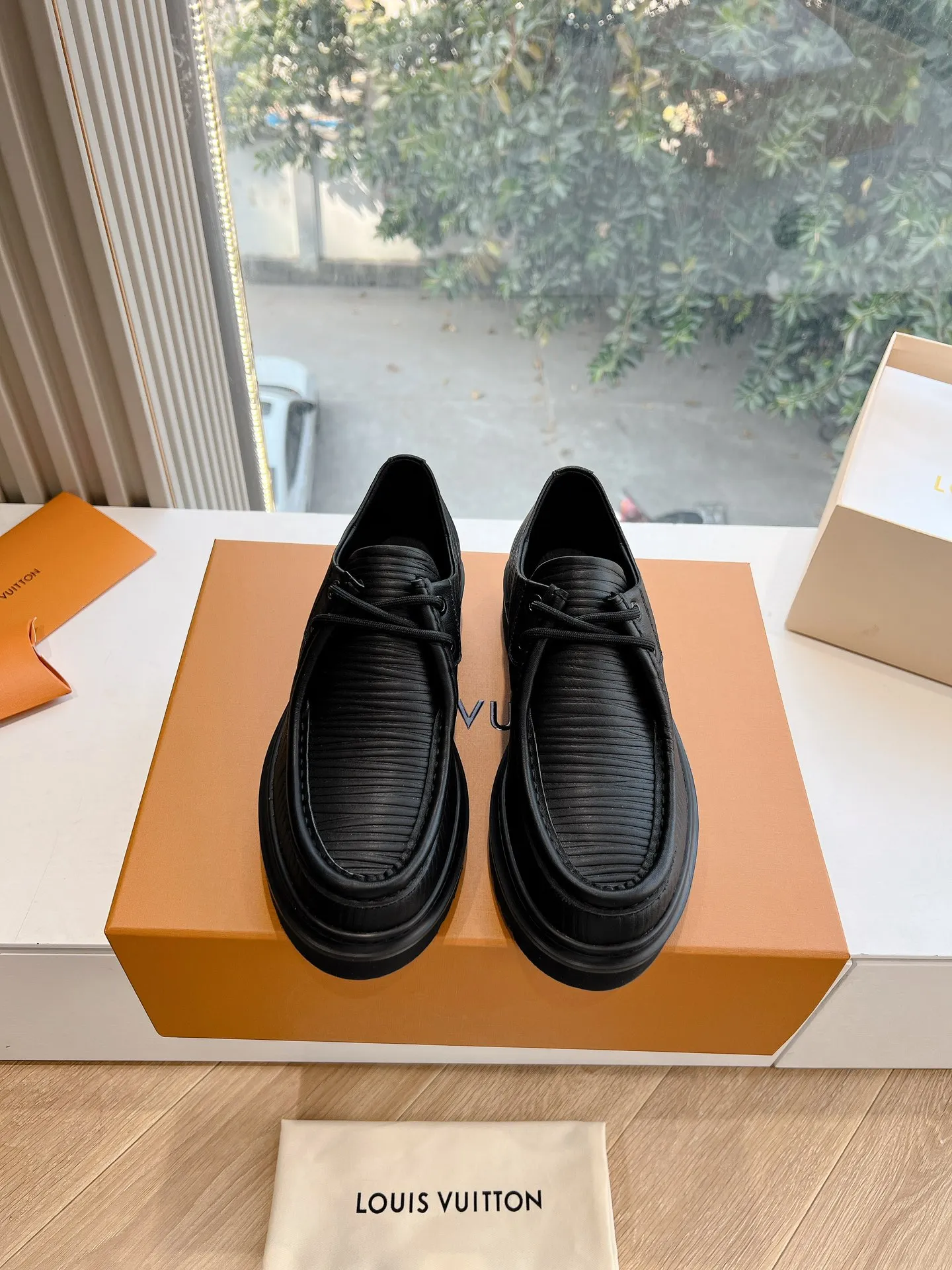 👟👟Ex-factory price 720👟👟 What you see is what you get G199 top version Louis Vuitto Louis Vuitton LV donkey brand L Carrefour shoes Archlight classic Skate sports and leisure thick-soled shoes Your LV outfit is shared today Louis Vuitton Presbyopic thick-soled loafers Original purchase and development Production Original purchase and development Production This LV Archlight sneaker is from Cut from cow leather in a playful shape. Double laces embellished with Louis Vuitton logo beading. The wide tongue and wavy outsole establish recognition, both are decorated with the LV Circle logo ▪️Fabric: Original imported original material ▪️Inner lining: Original customized lining ▪️Sole: Original molded genuine ▪️Size: Women's 35-45 (please note male and female when ordering at 39.40, 45 is not refundable or exchangeable for customization)